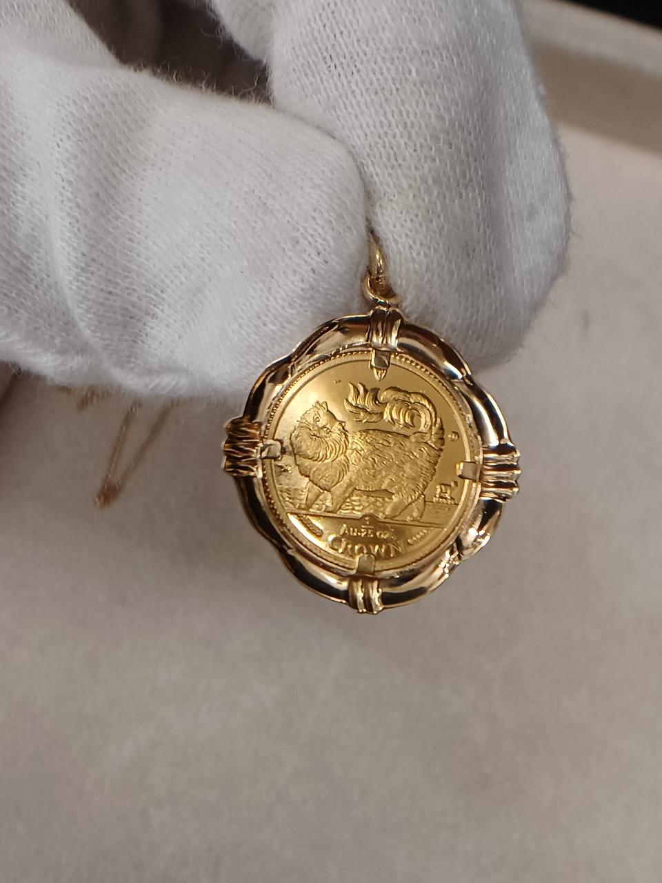 顔と尾の間辺りに折れた跡有り