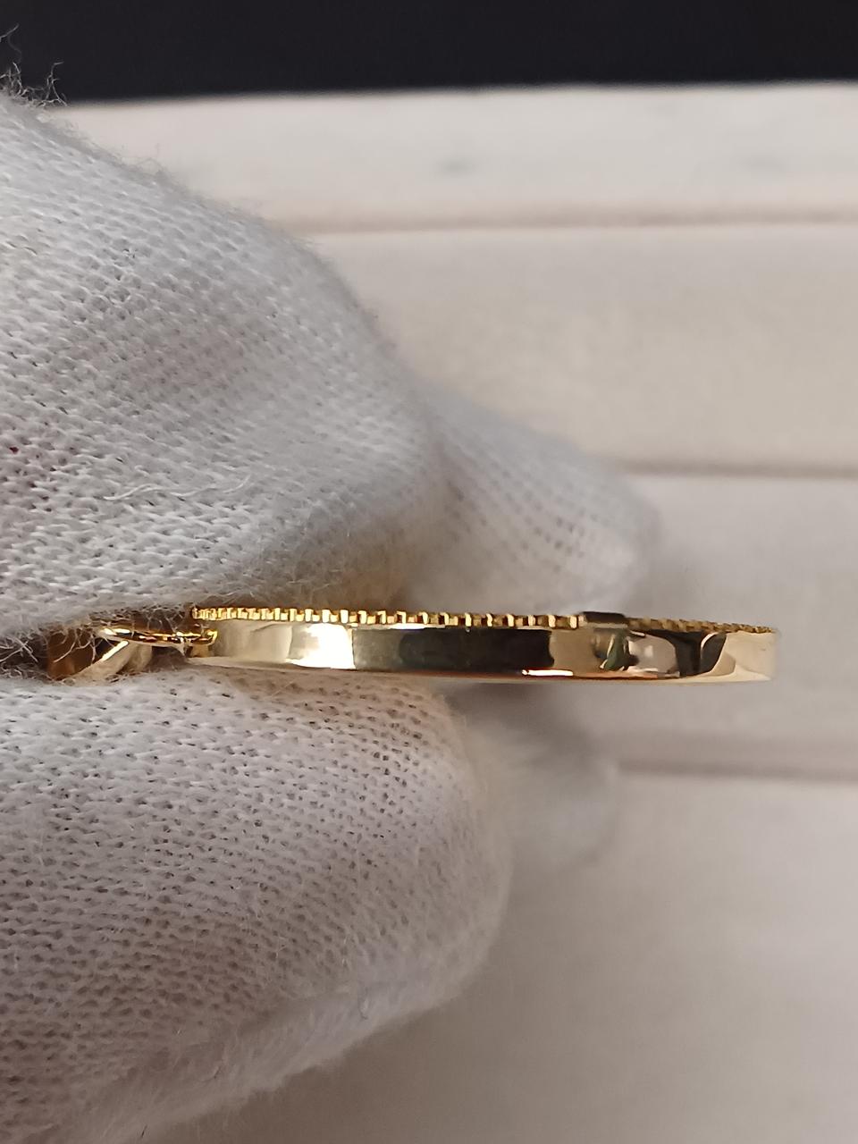 枠からコインのギザ部がはみ出しています