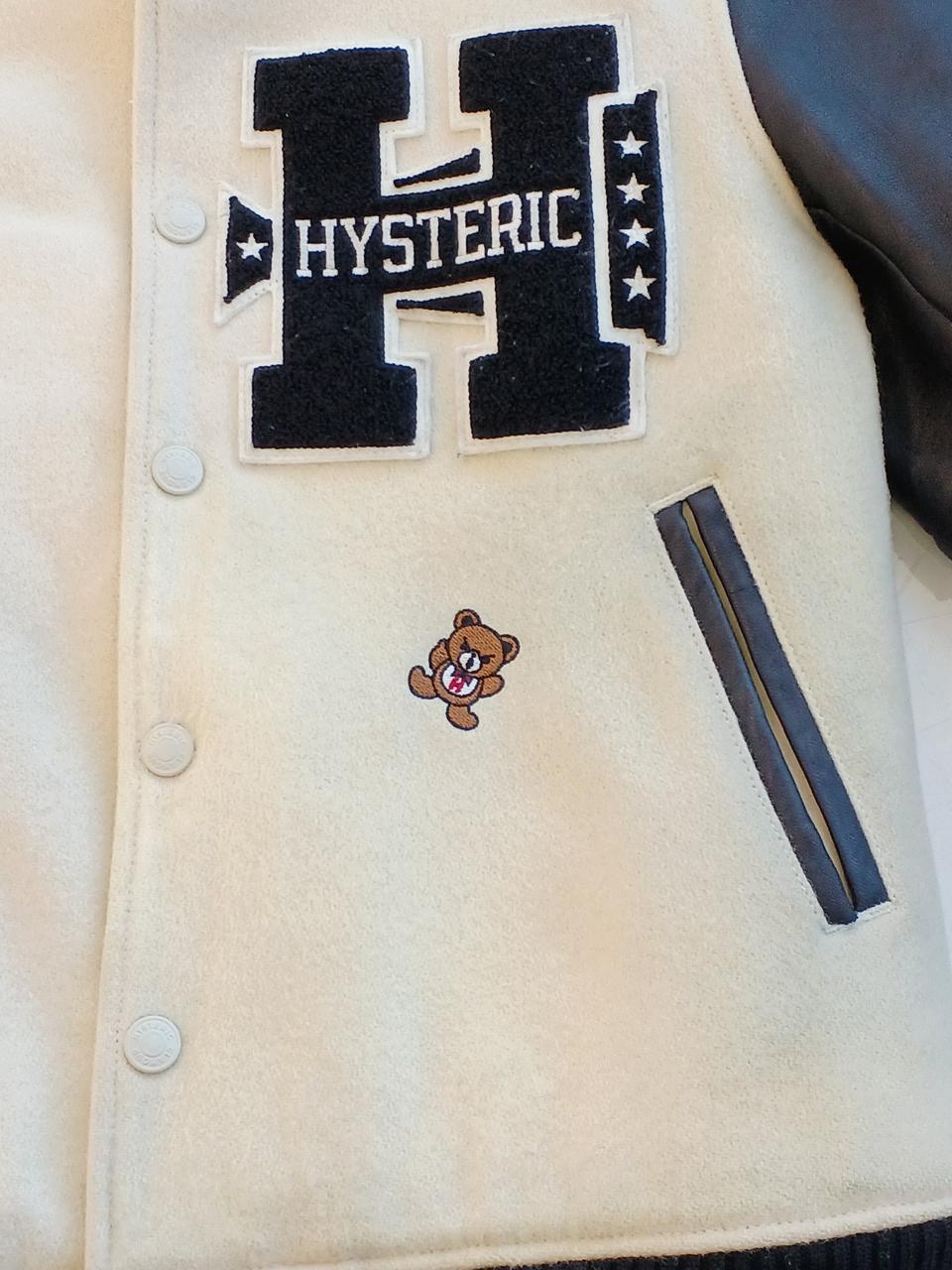 向かって右側が黄味がかっています