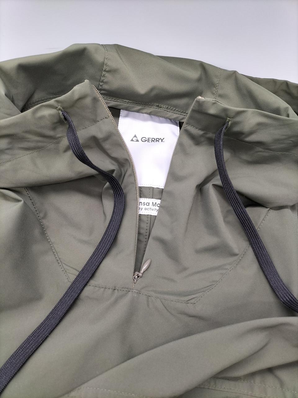 ファスナーが首元までになります