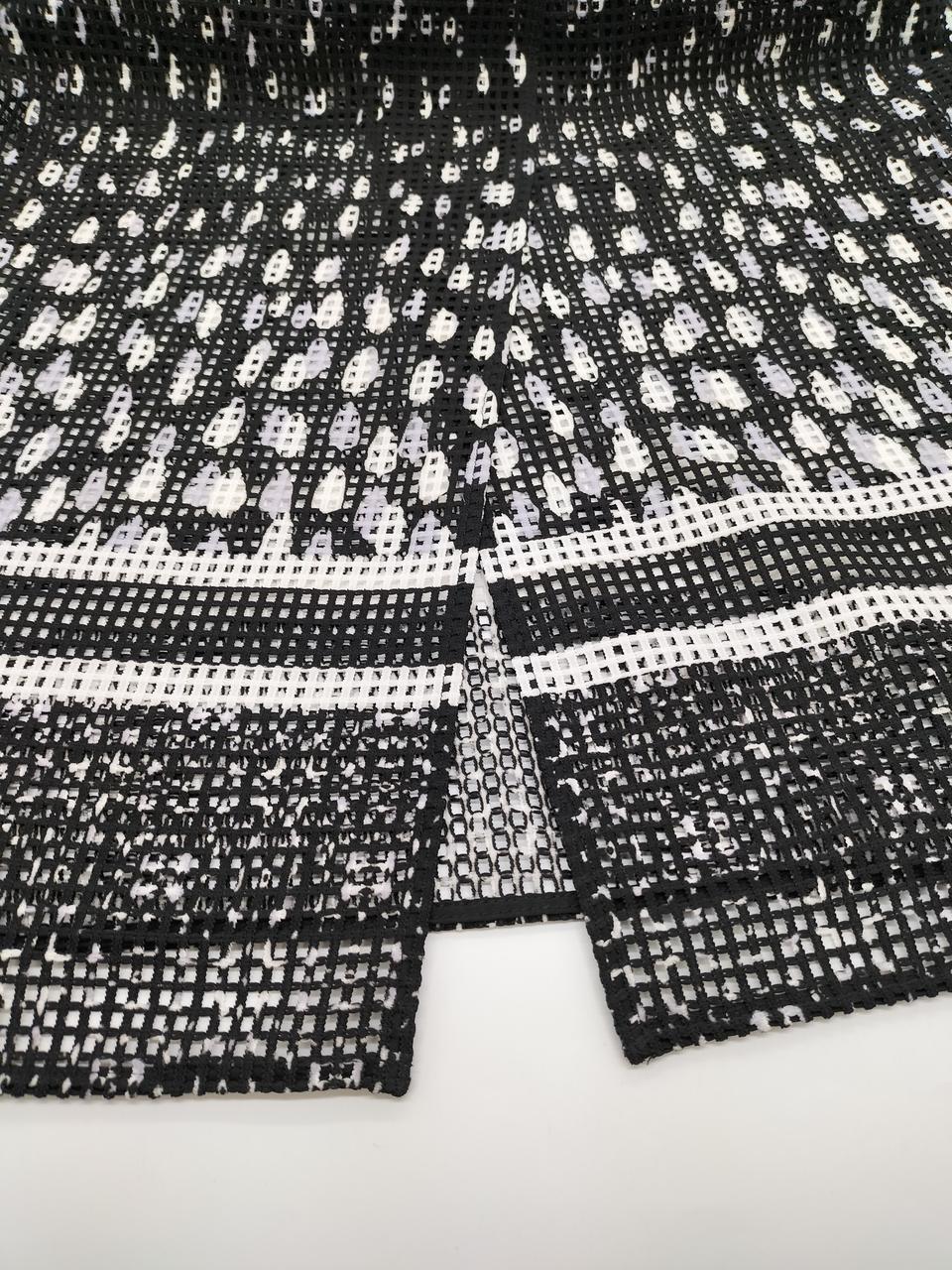 プルオーバー後裾に向かってスリット入り