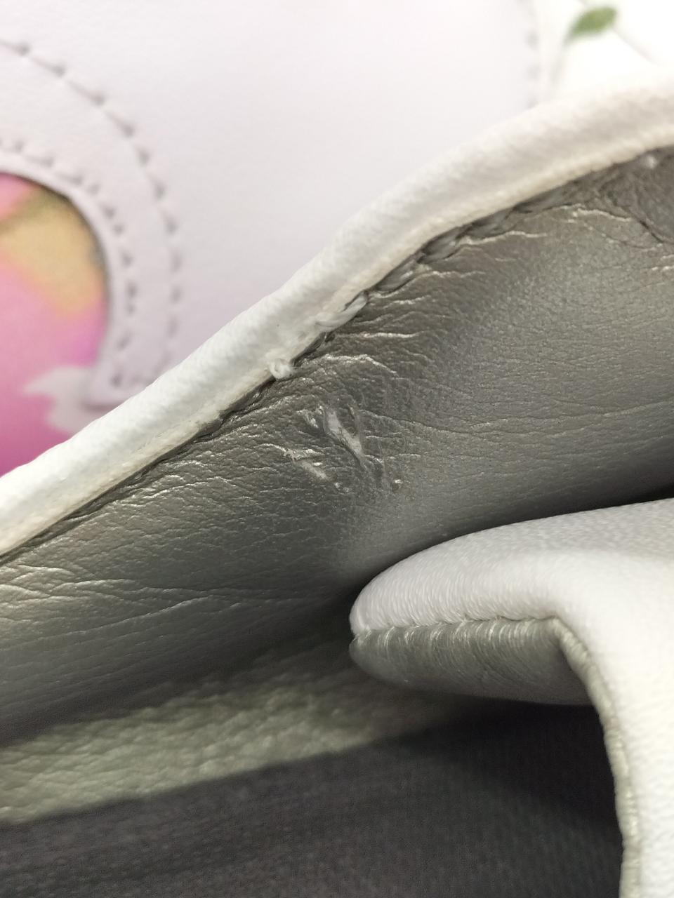 右脚中に少々引っ掻きキズあり