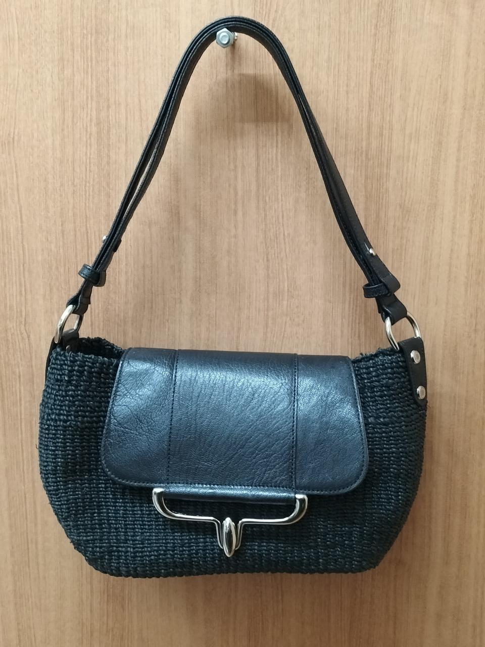 前金具は引っ掛け、蓋裏にマグネット付き