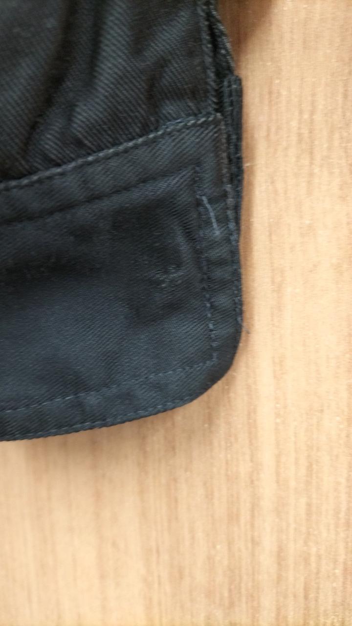 右袖ボタン欠品です