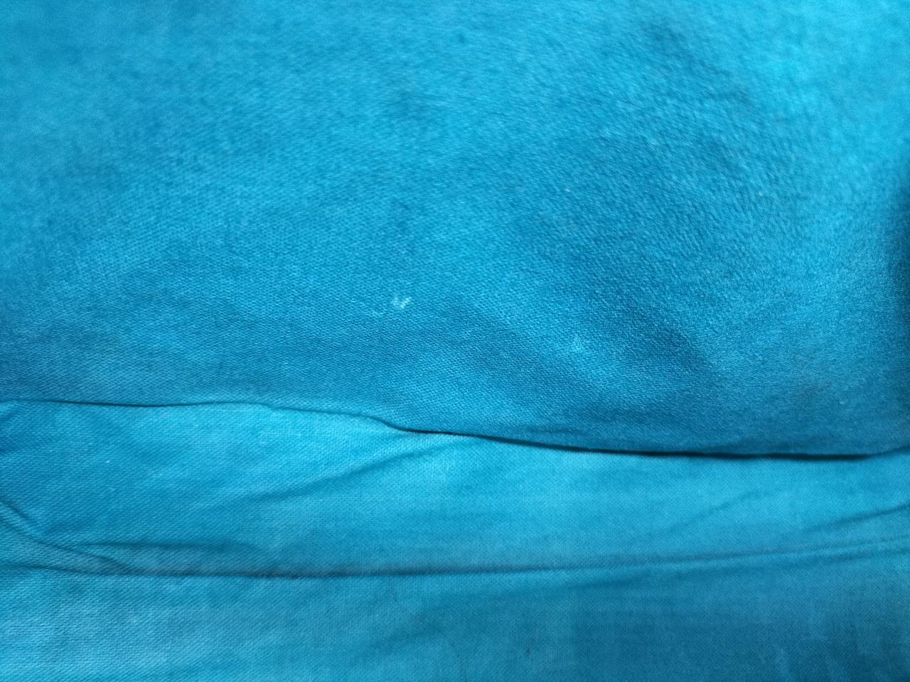 内側ファスナーポケットに白い汚れあります