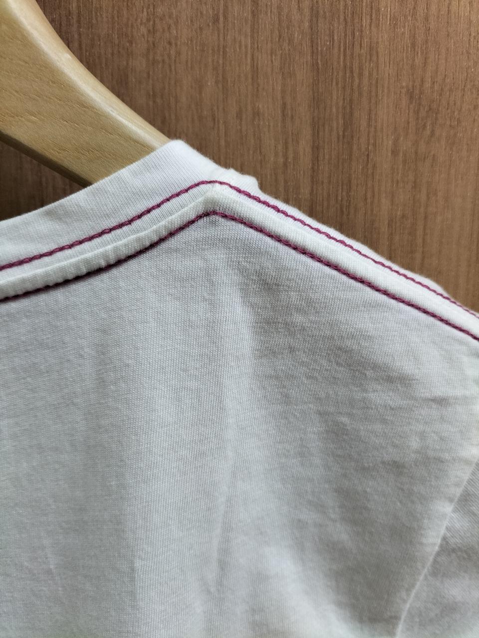 背面首元　ピンク糸刺繍