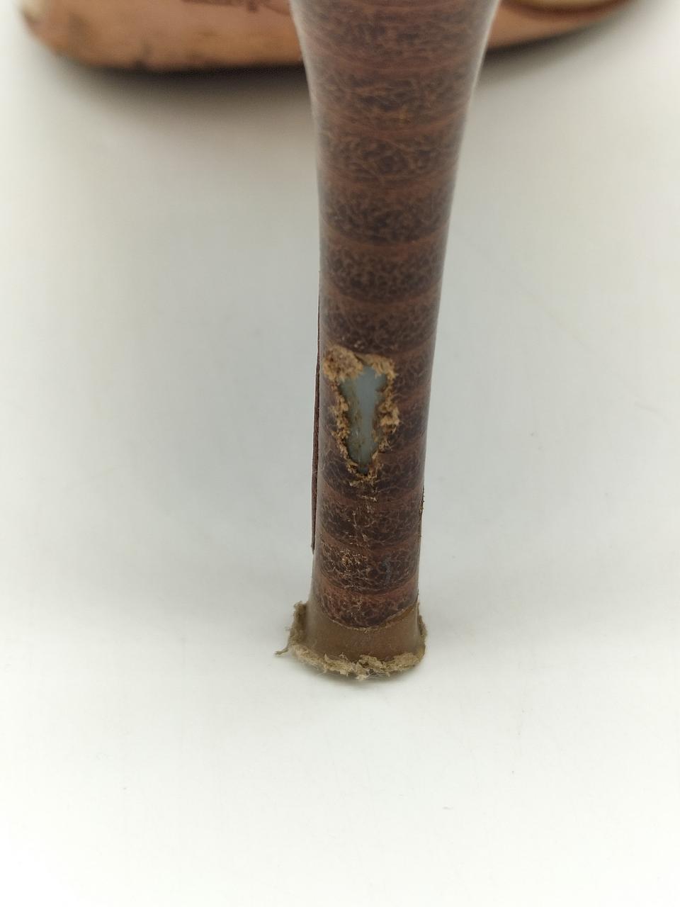 左ヒールに剥がれ