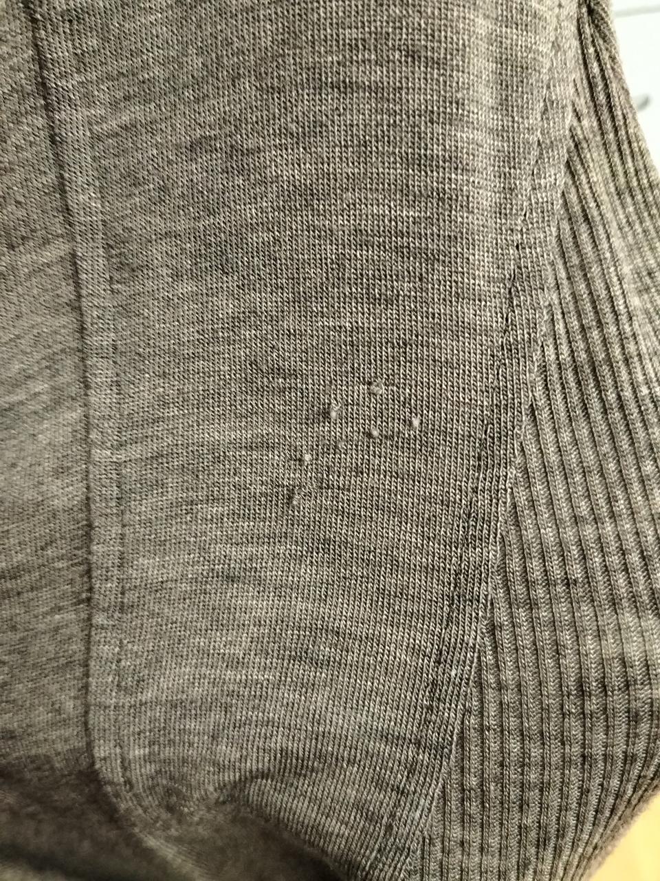 左前部分に糸つれ箇所あり