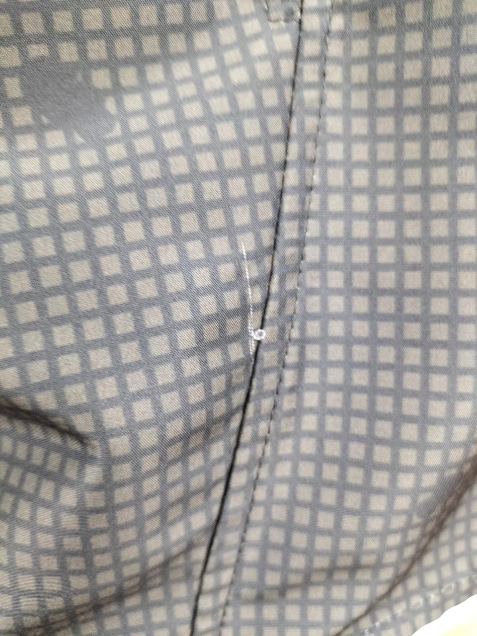 左ポケット下に糸つれあり
