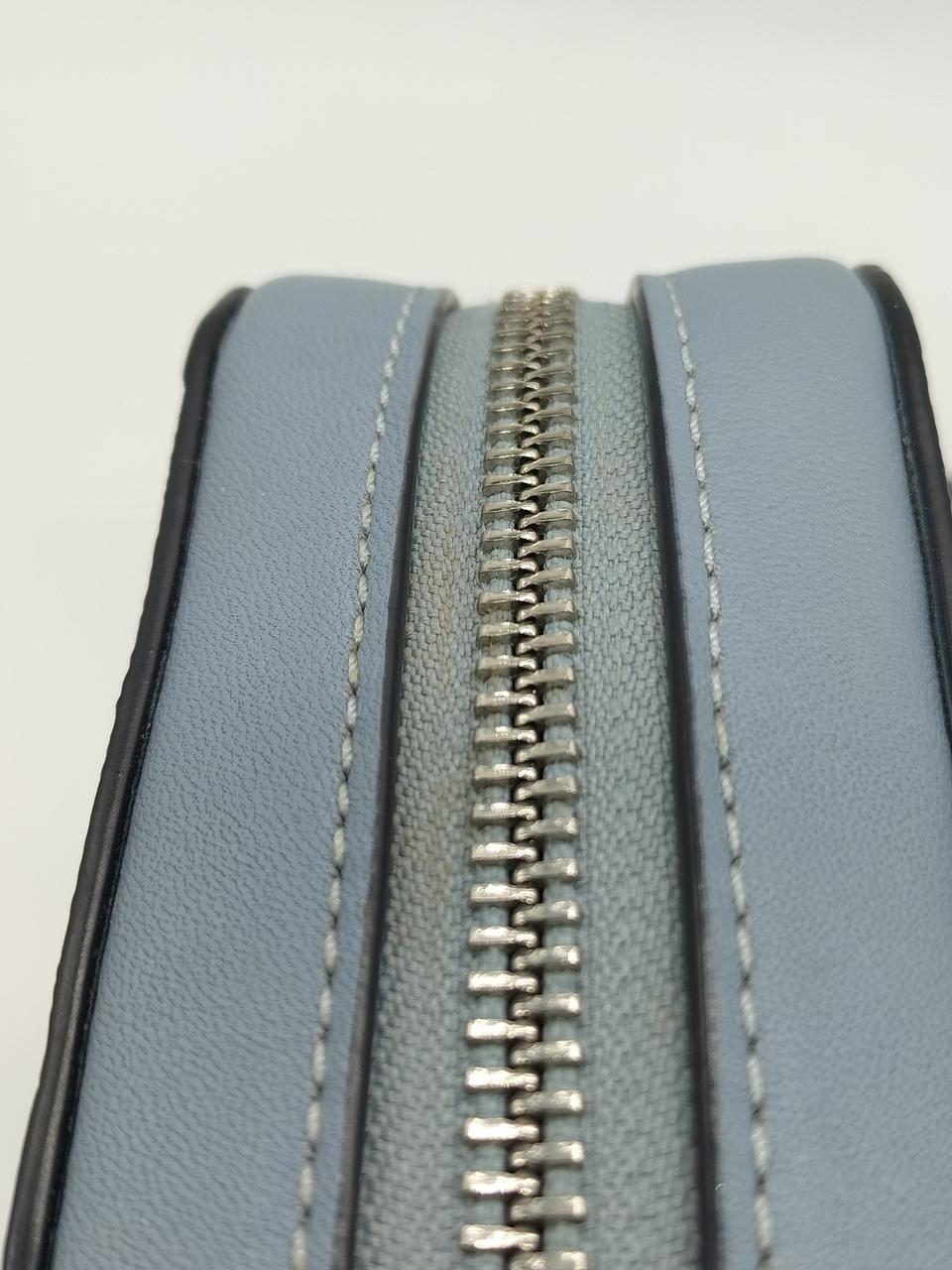 ファスナーサイドに薄い汚れあり