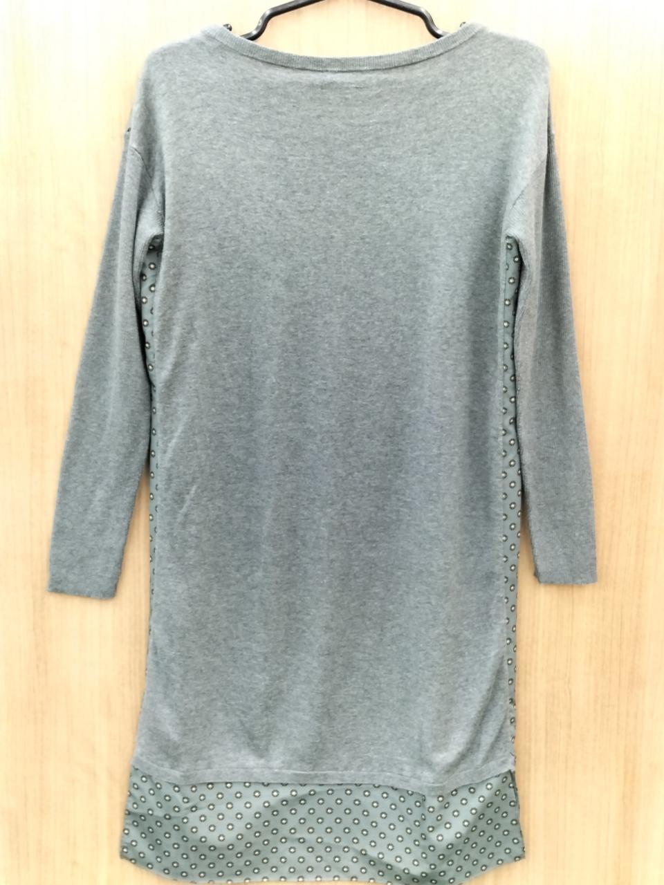 後身ごろと袖がニット素材です