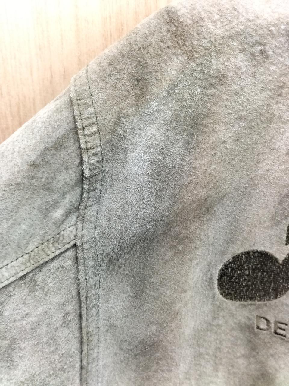 左肩後に変色あり