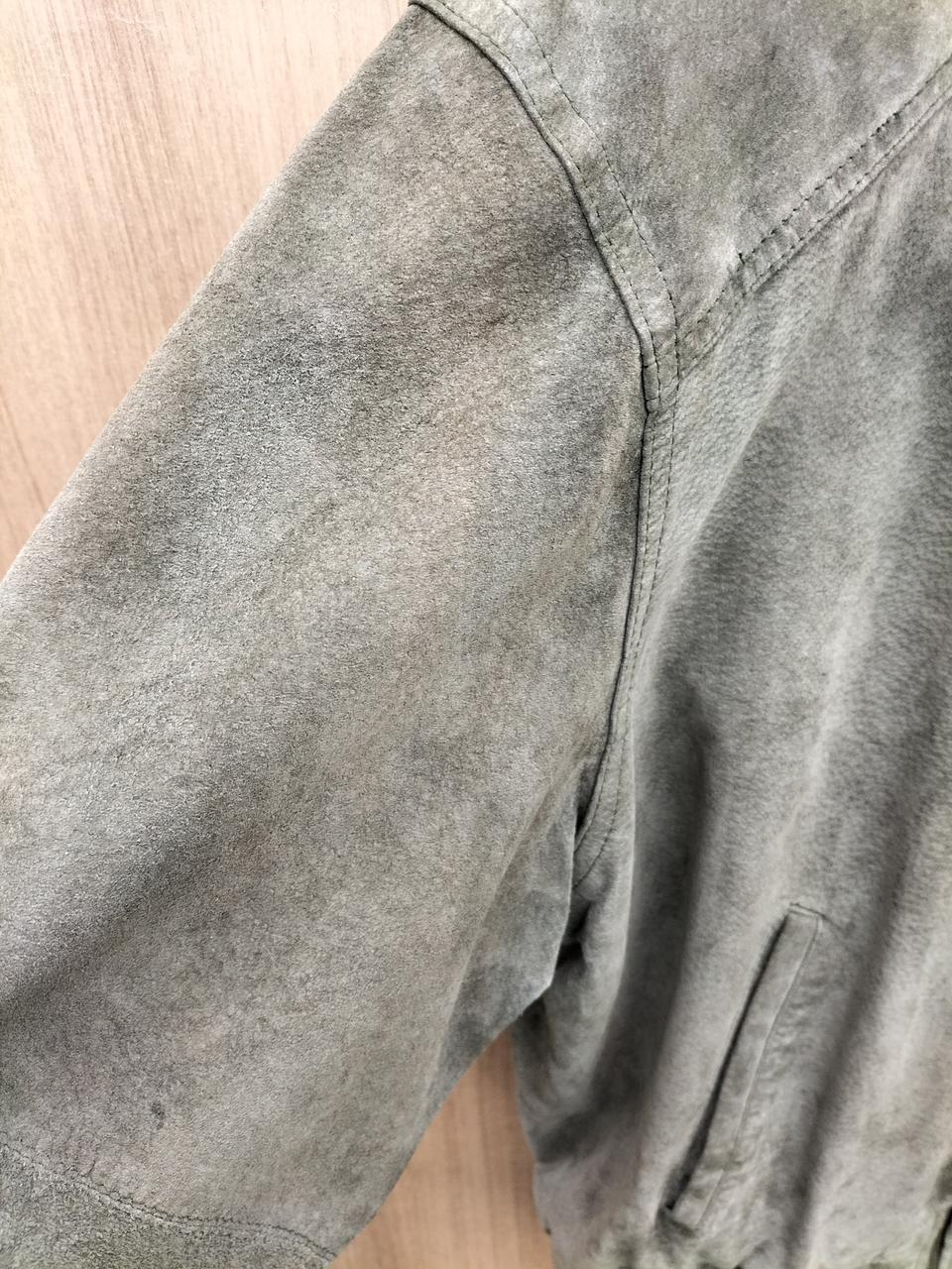 右袖前に変色あり