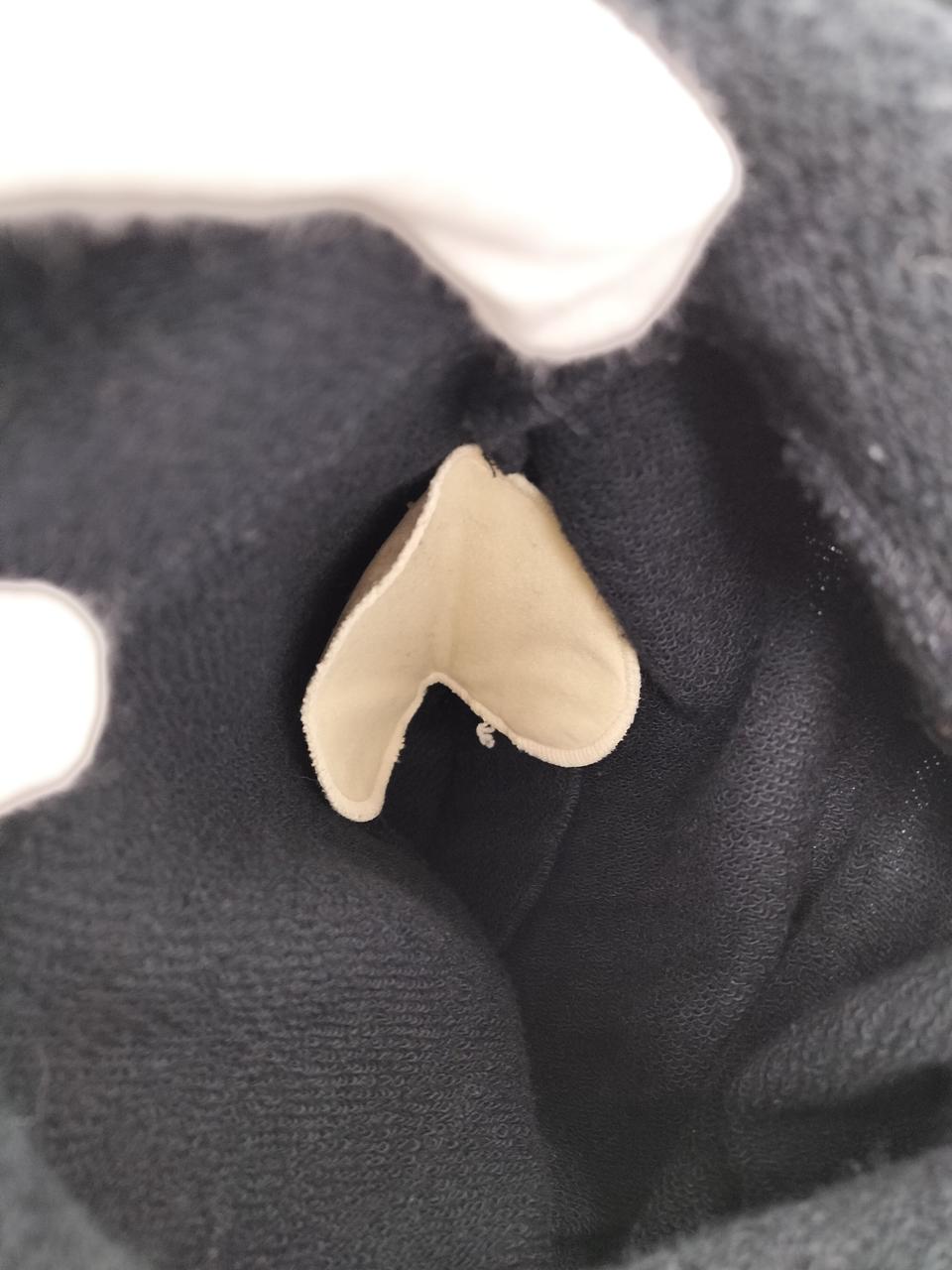 肩に薄めのパッド入ってます