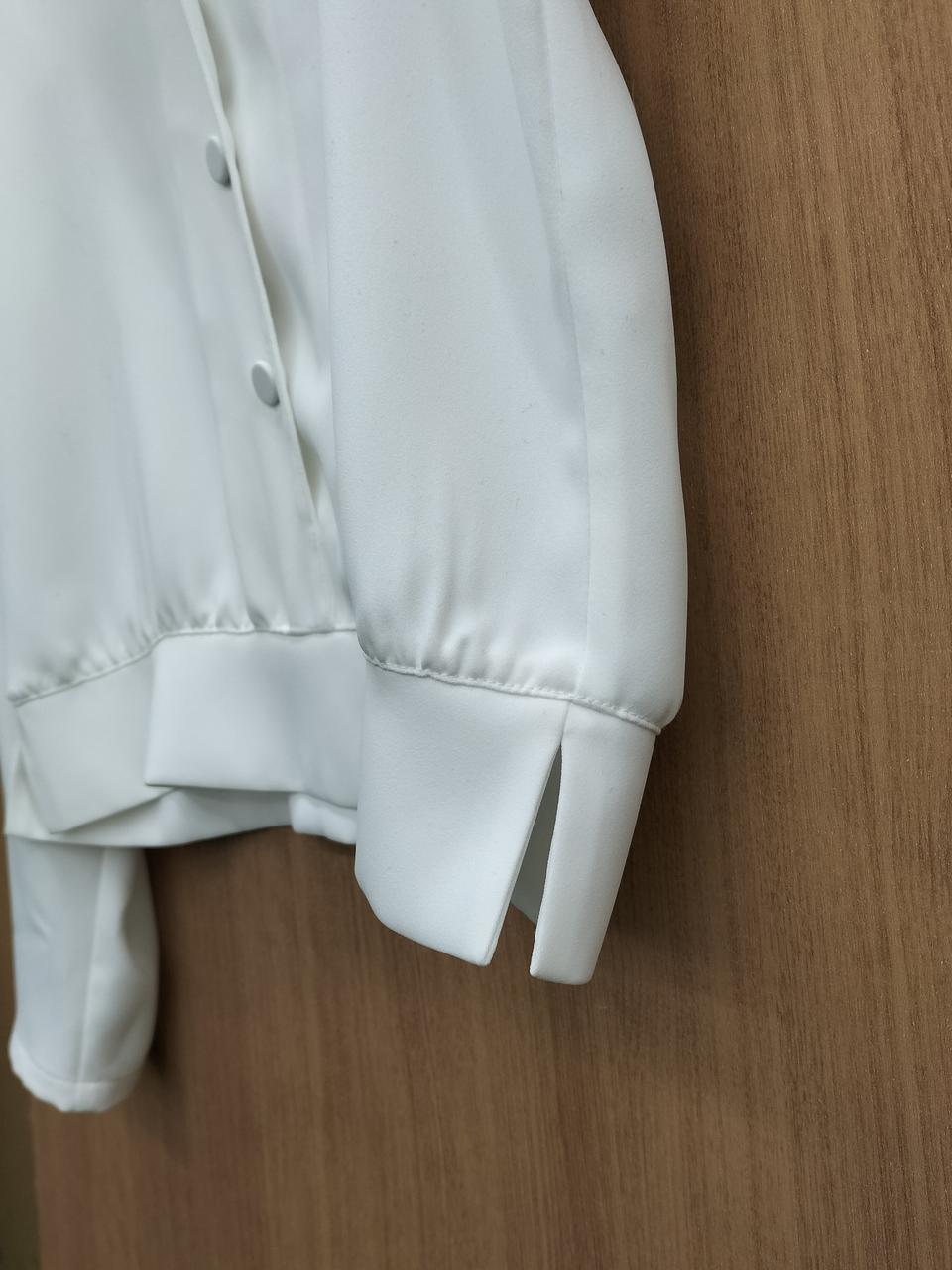 サイドにスリット入ってます