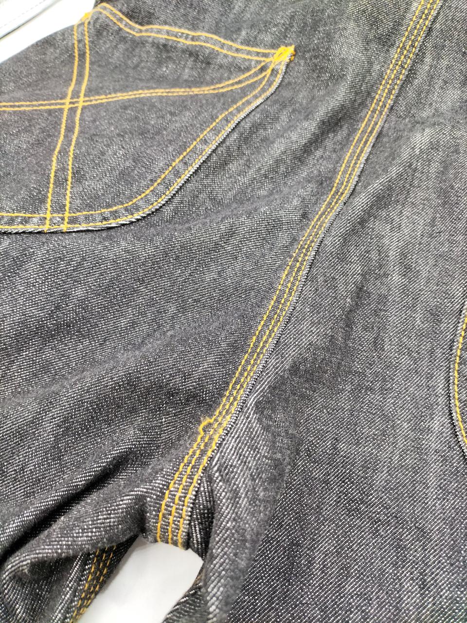 お尻部分に糸ほつれあります