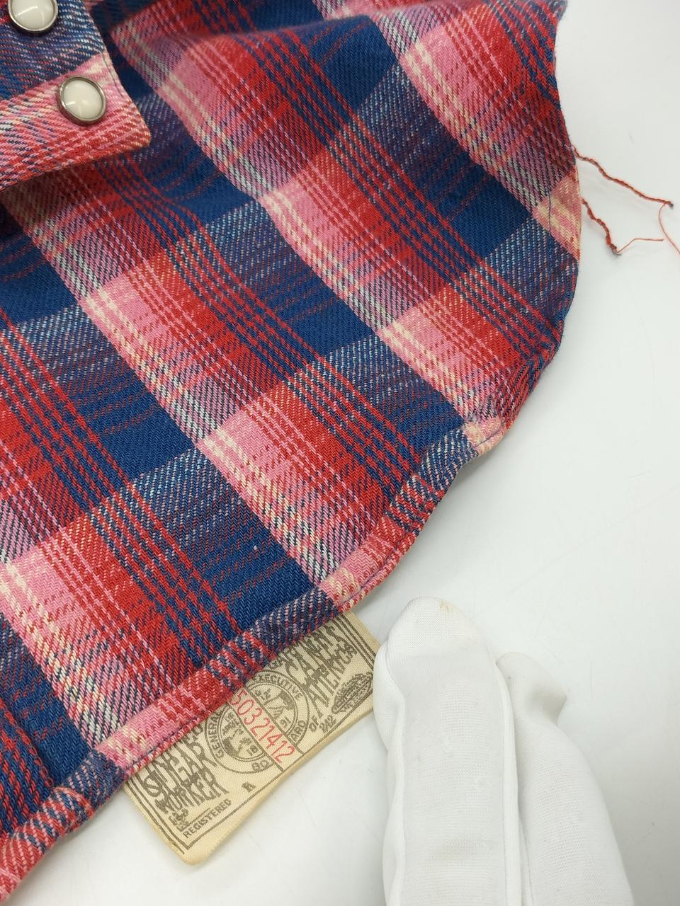 左身頃下のタグ　両サイドに飾り糸付