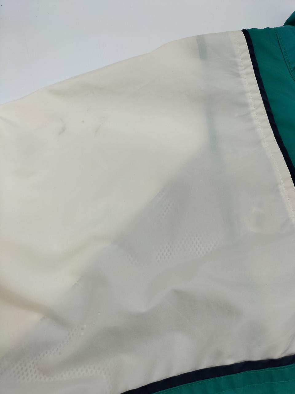 数カ所にシミ他傷みあります