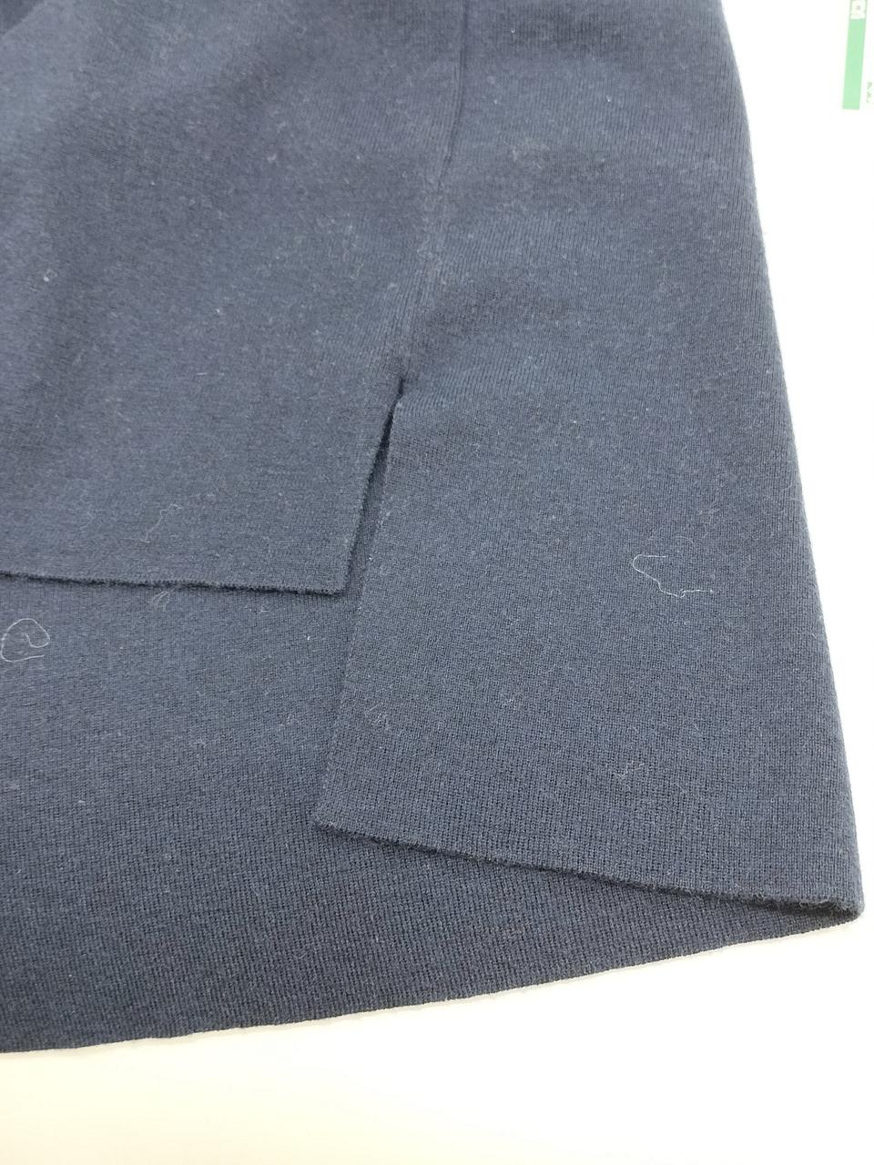 サイドにスリットが入っています