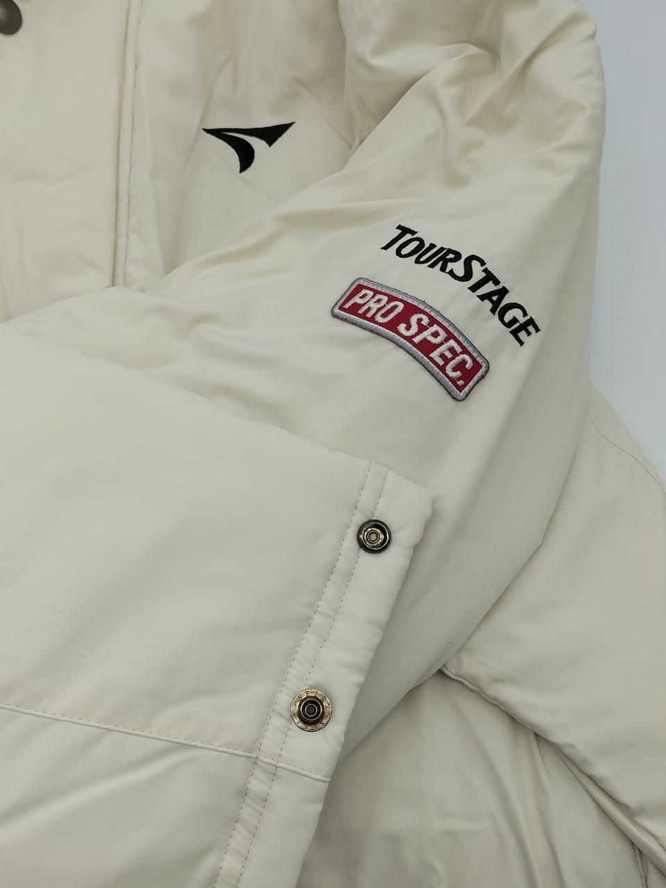 左胸、左袖にロゴ
袖口にはボタン付