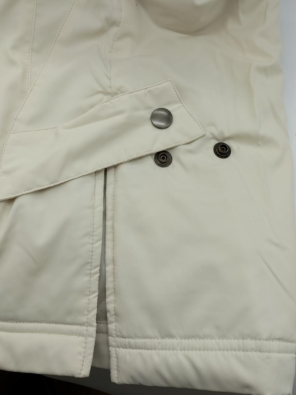 裾両サイドにスリット、ボタン付