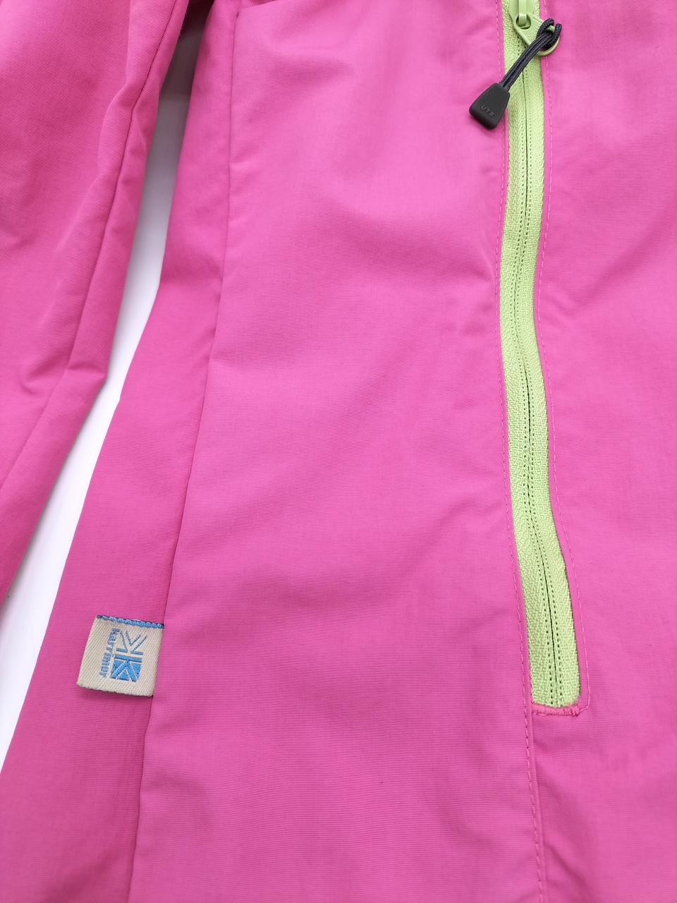 右側下にロゴマーク付