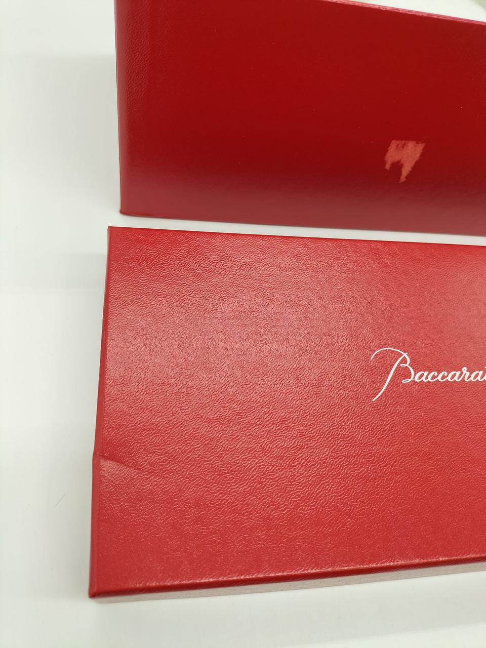 箱に傷みがあります。