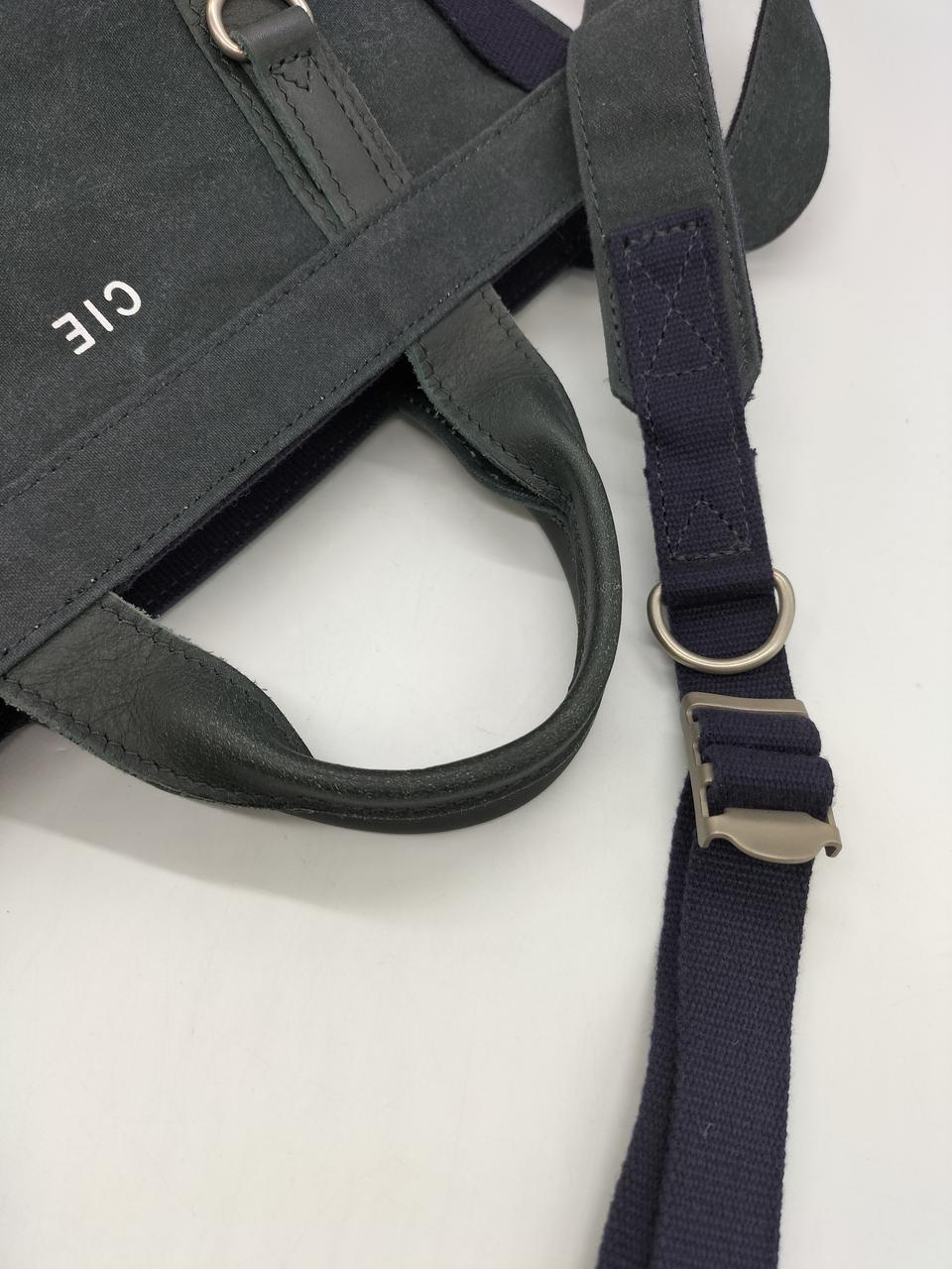 ショルダーストラップは外せません