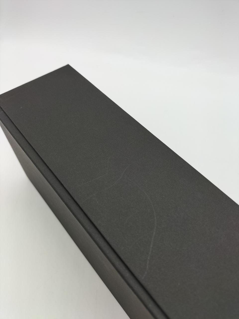 箱にキズあります。