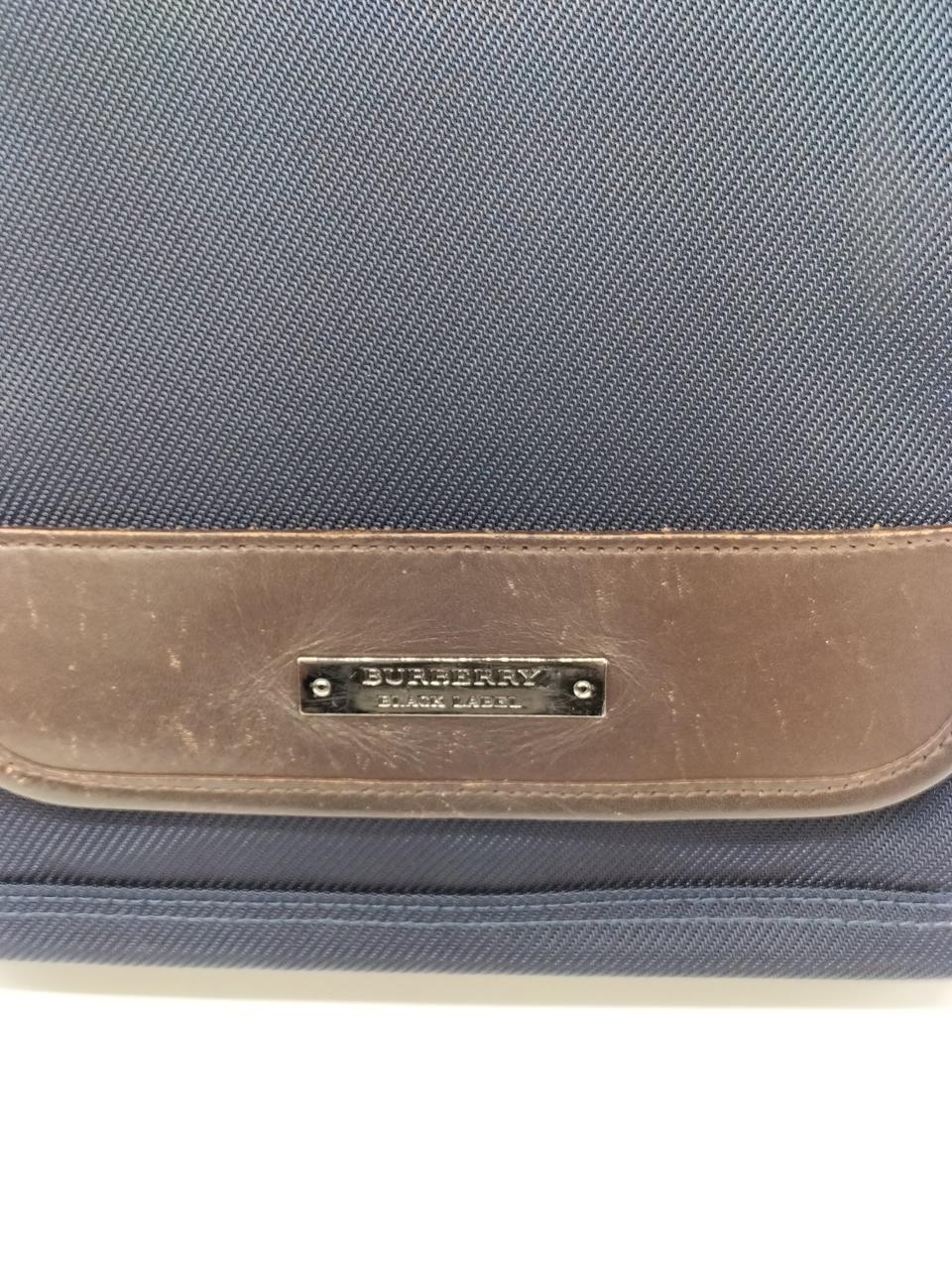 正面のレザー部分にキズあり