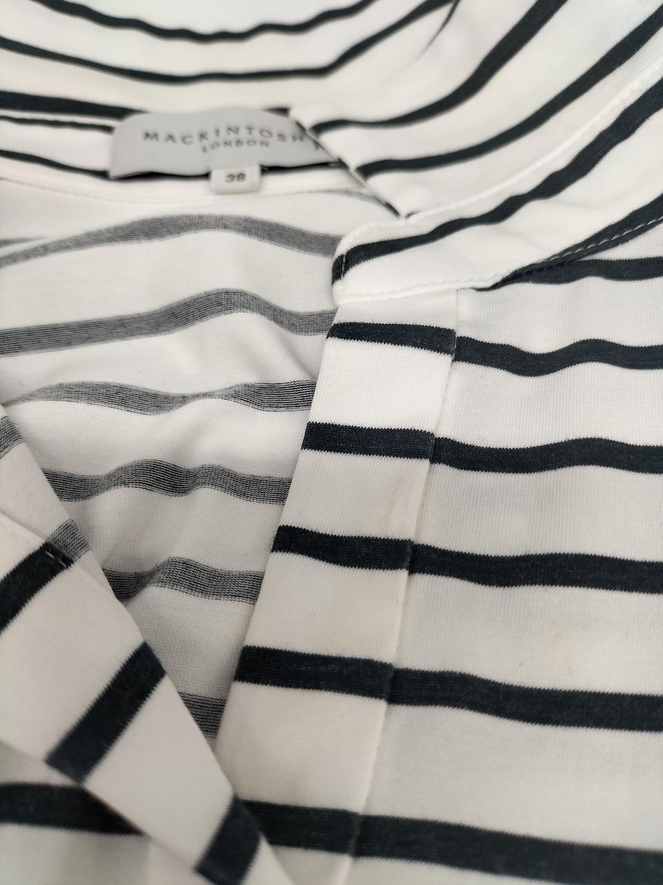 首元に汚れあります