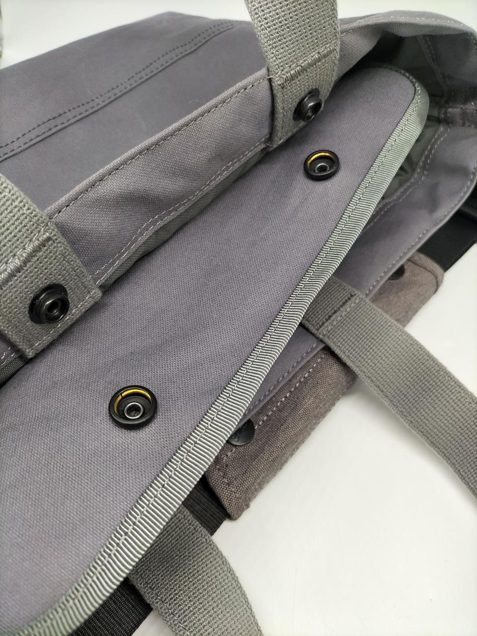 上蓋はボタンで留められます