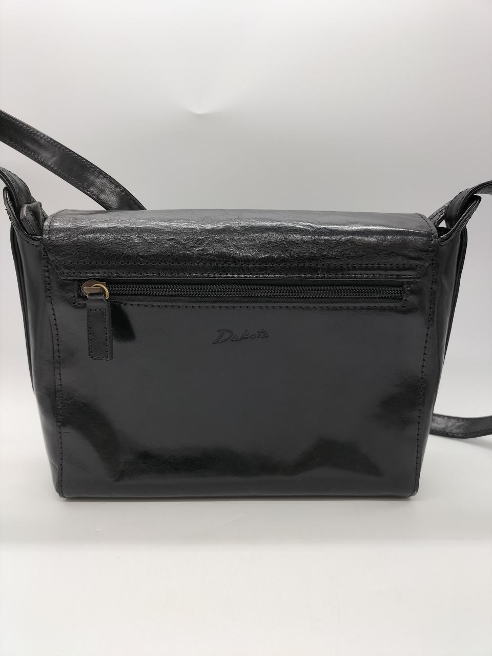 裏側にロゴ入り、ファスナーポケット１箇所