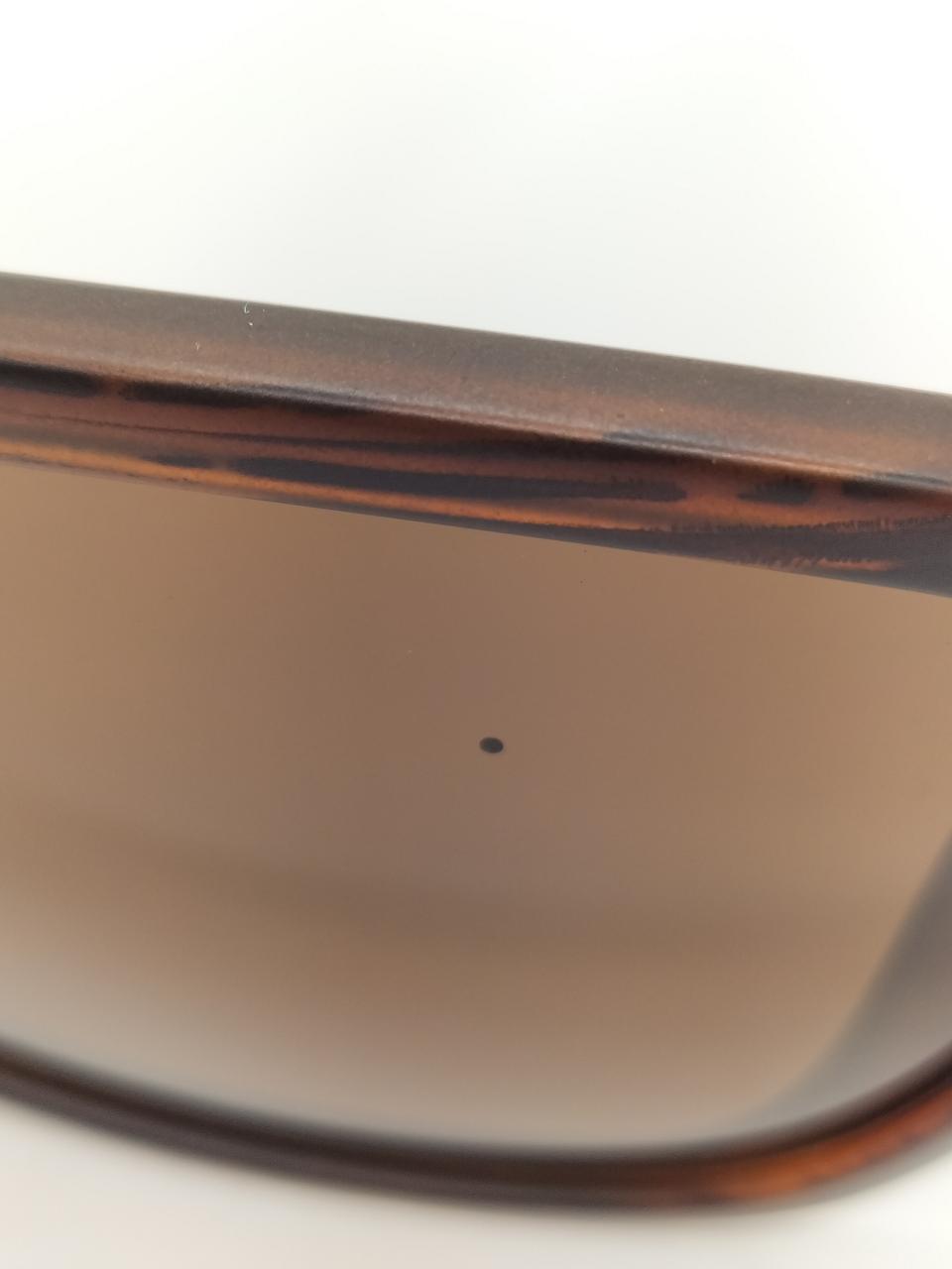 右眼レンズに黒い点あります。