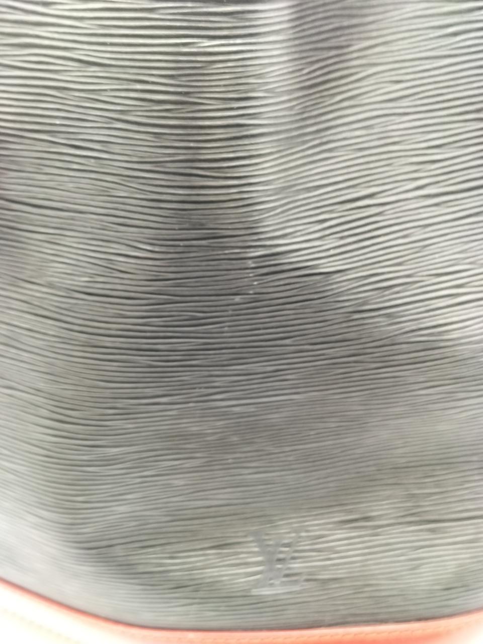 正面に薄いキズあり