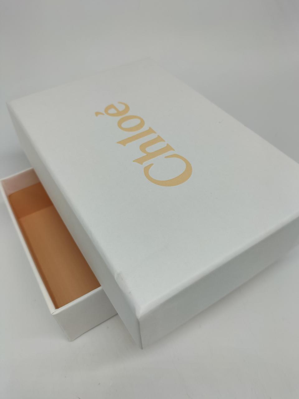 箱に傷みあります。