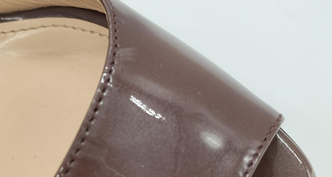 右足　少し擦れあります