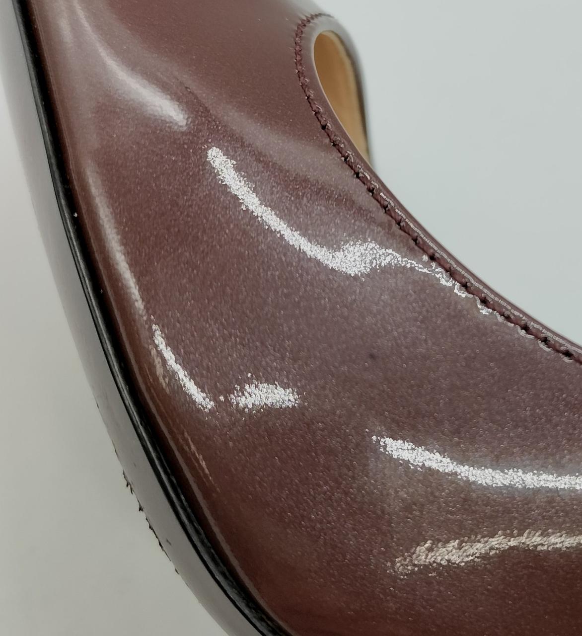 左足　外側に黒い点の汚れあります