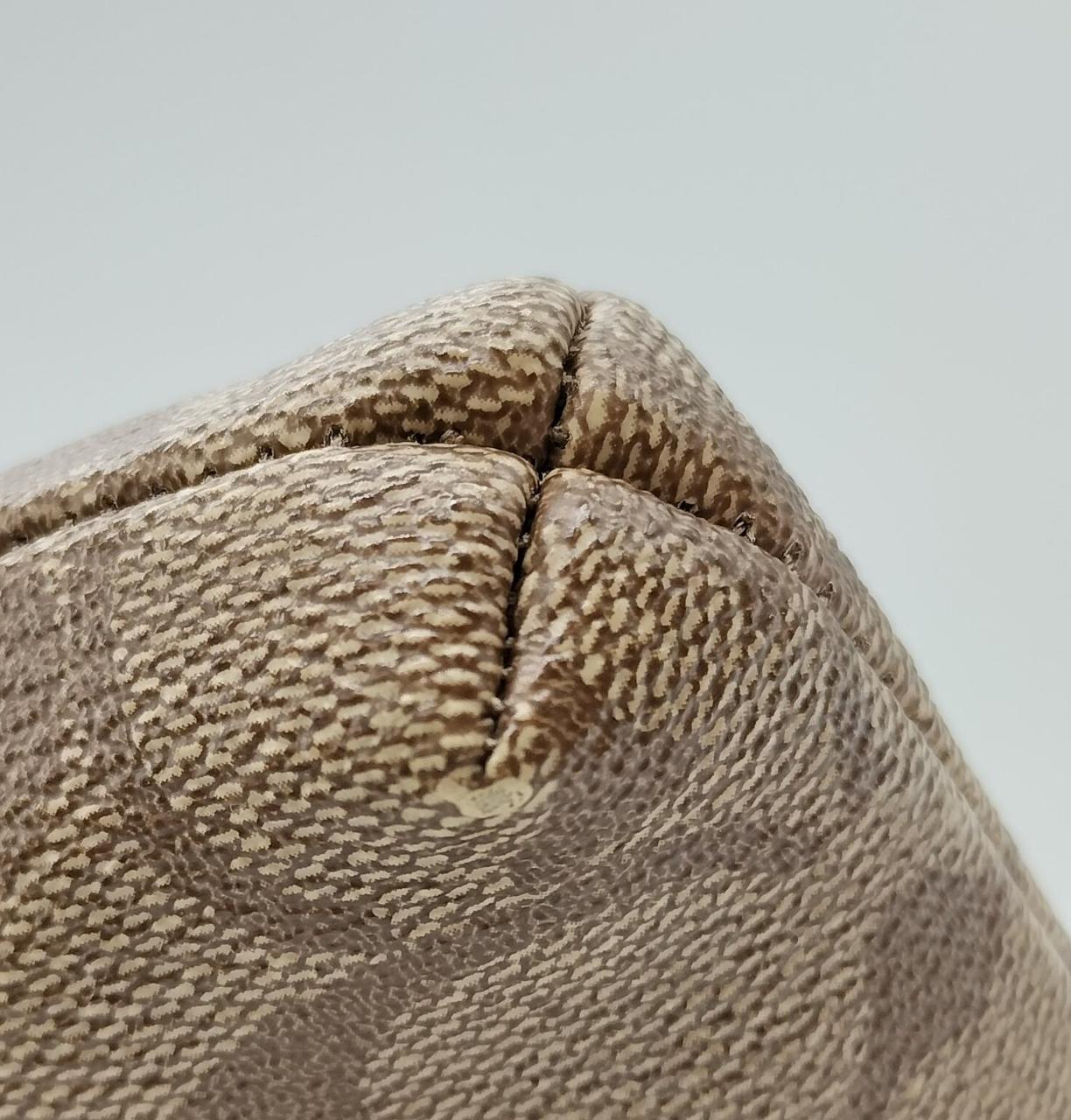 左側角に擦れあります