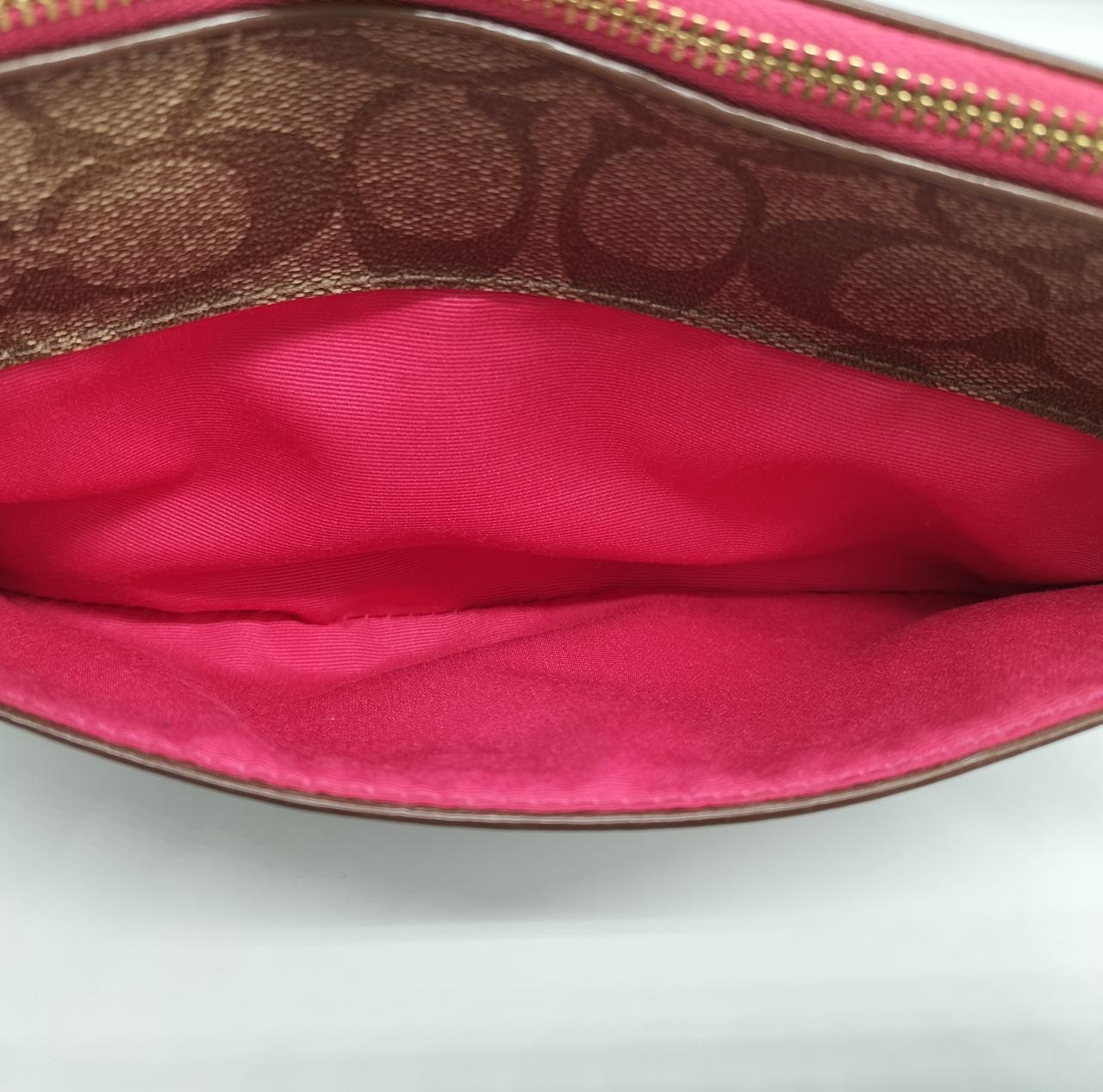 このポケットに付属のポーチ入ります