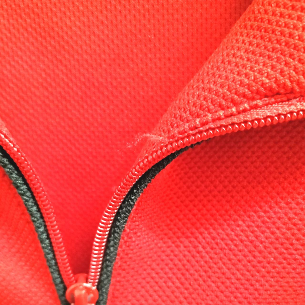 左襟ファスナー内側にほつれあり