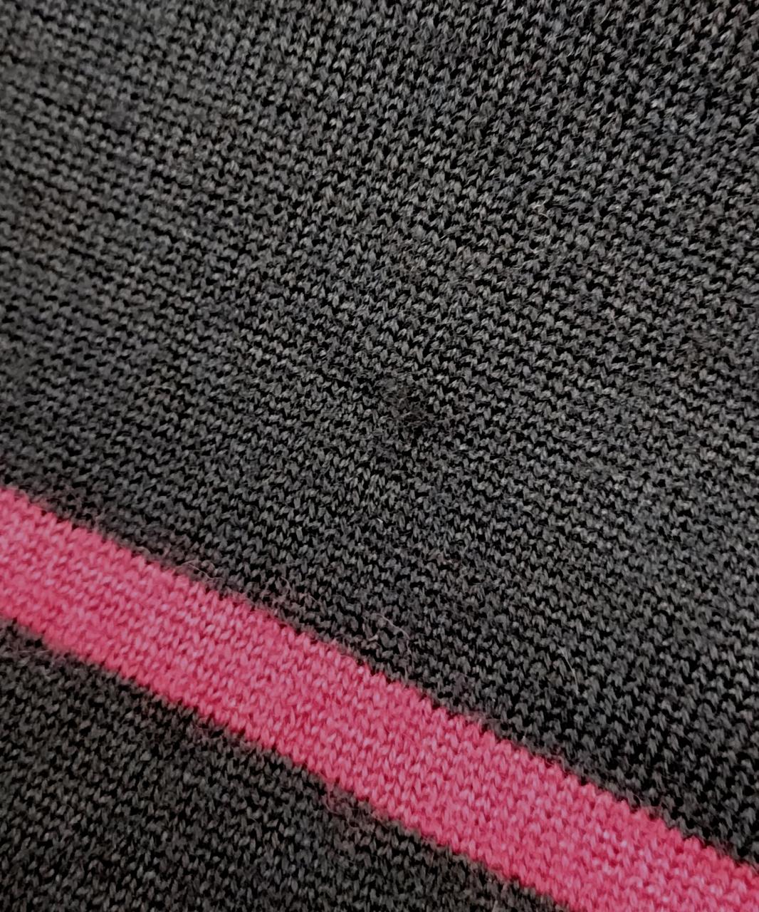 半袖ニット背中上に糸つれあり