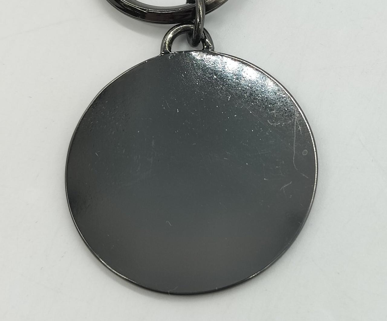 裏面右端に少し目立つキズあります