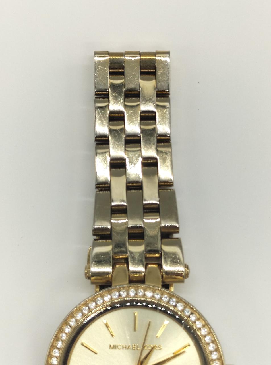 ベルトに変色あります。