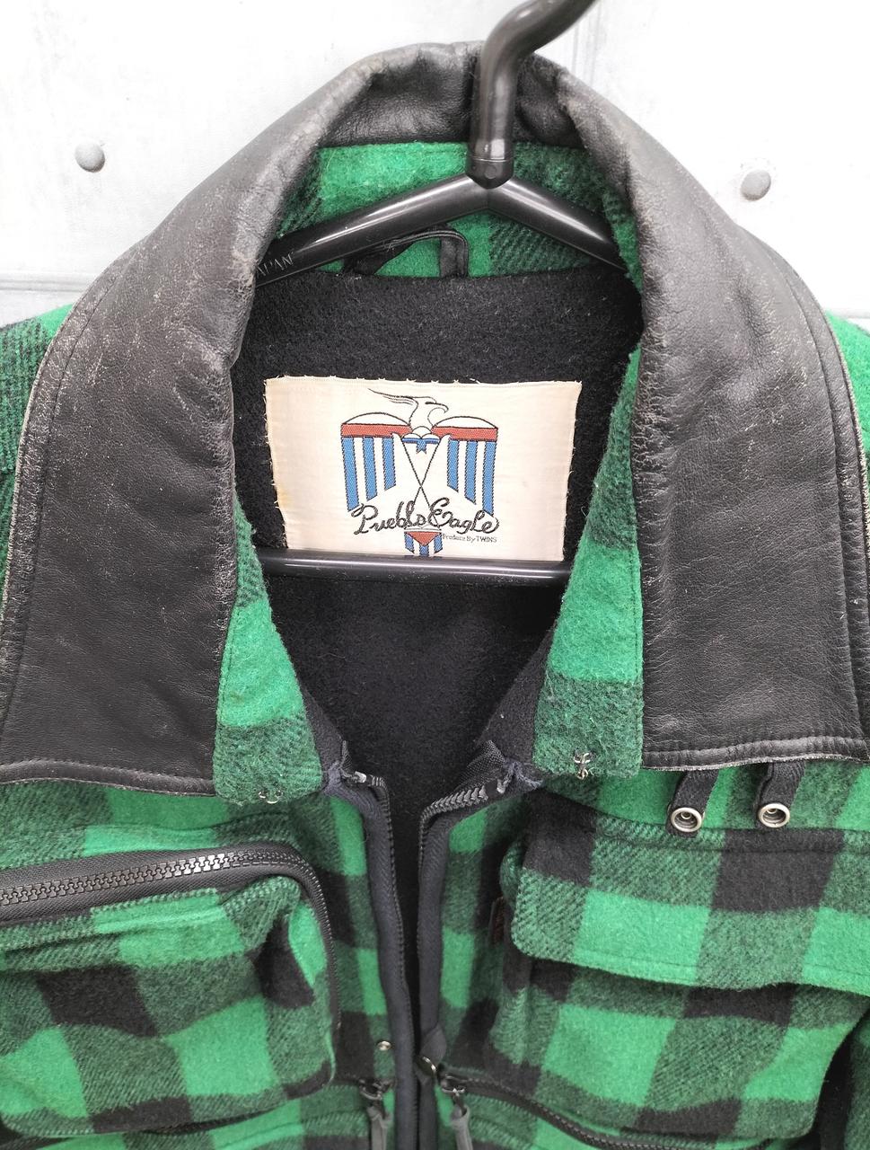 首元のレザー部分に傷みあります