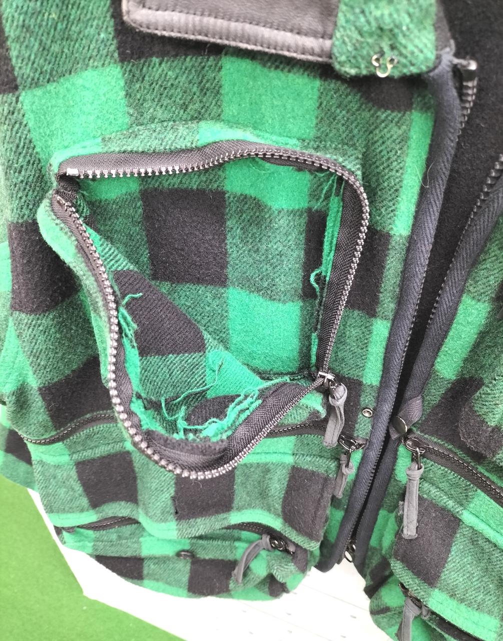 右胸ポケットにほつれあります