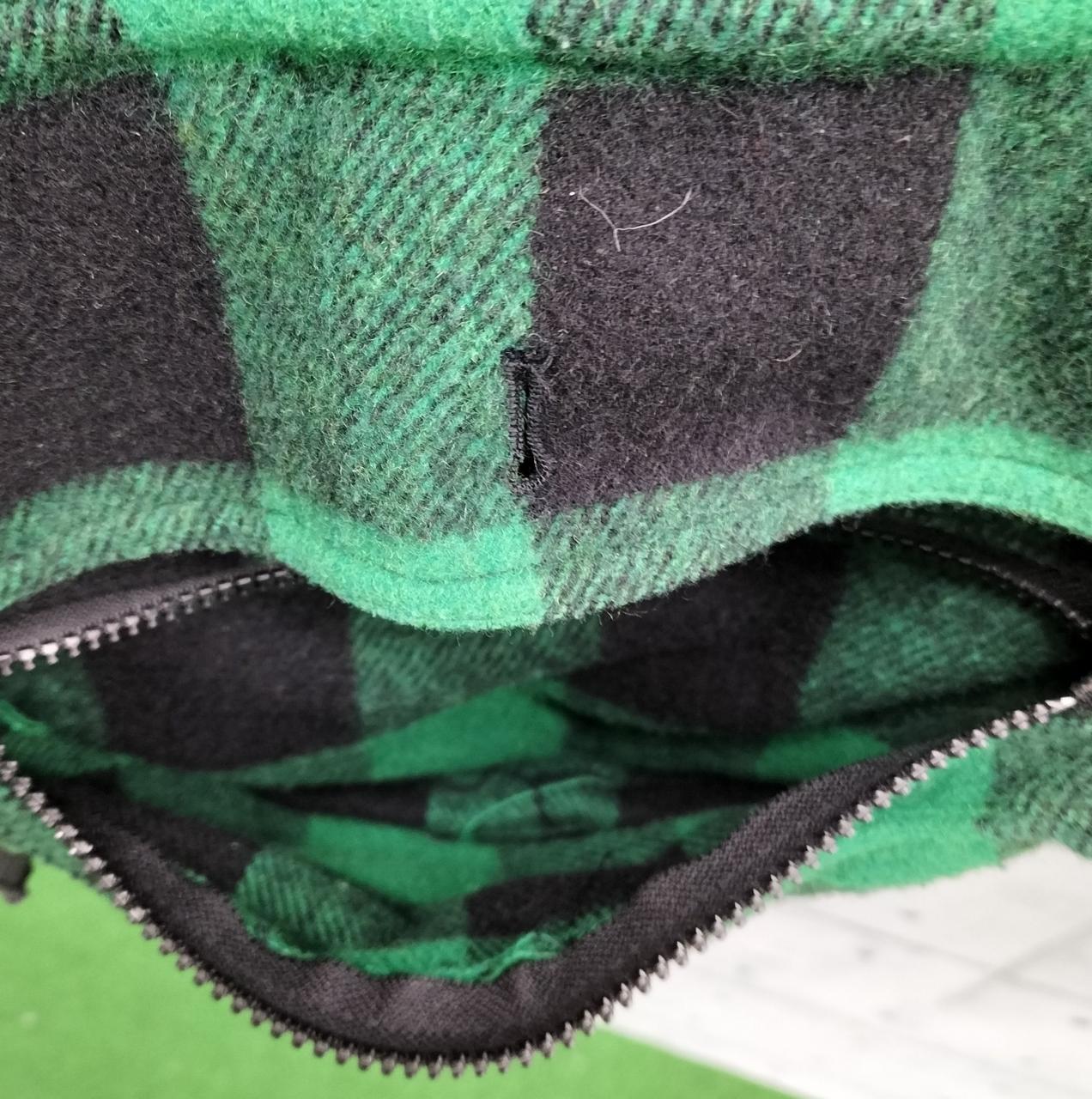 右腰部分のポケットにほつれあります