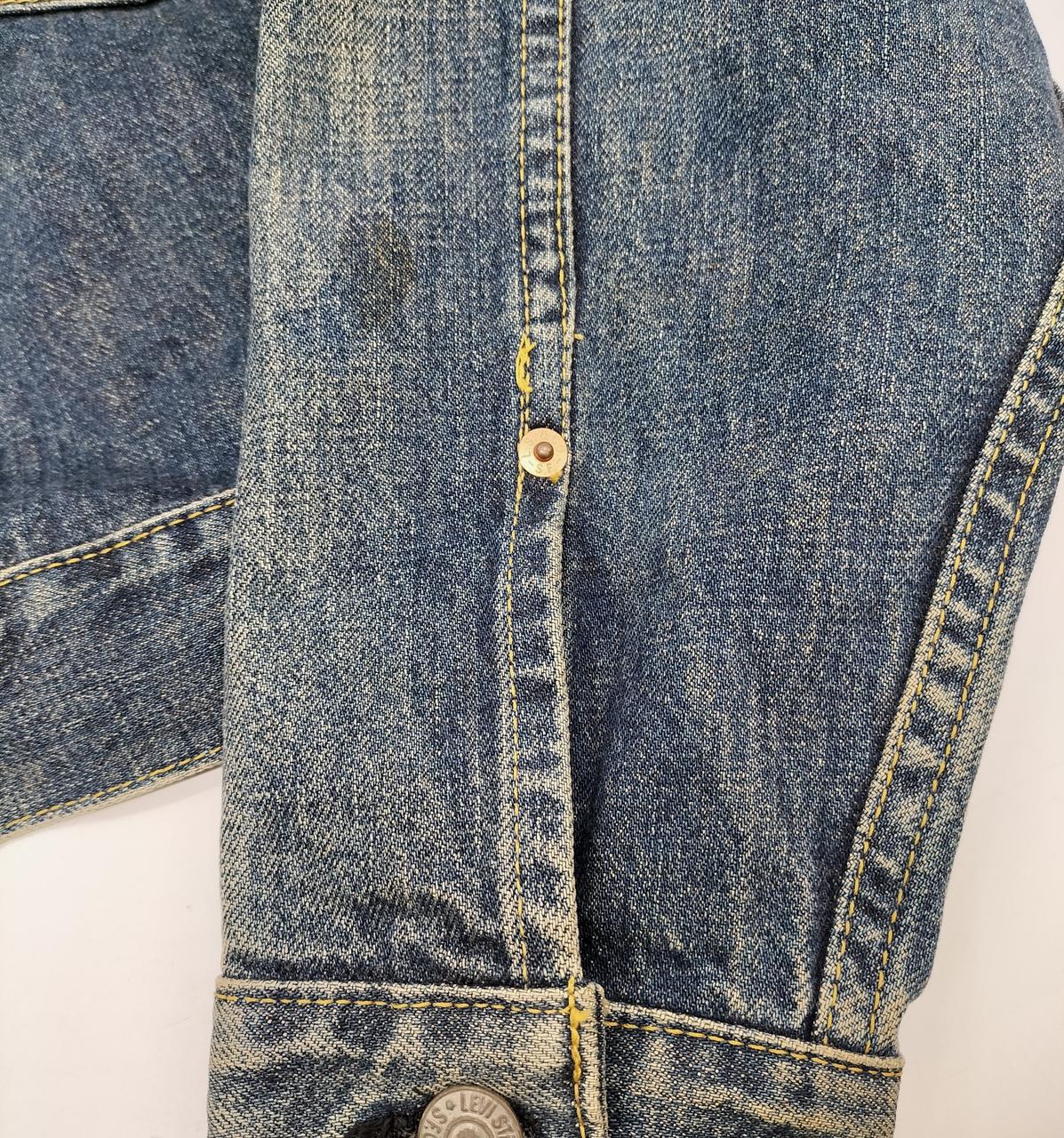 左袖にシミあり