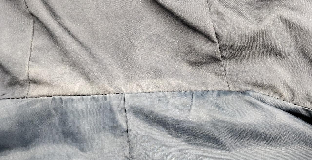 襟元に汚れあります