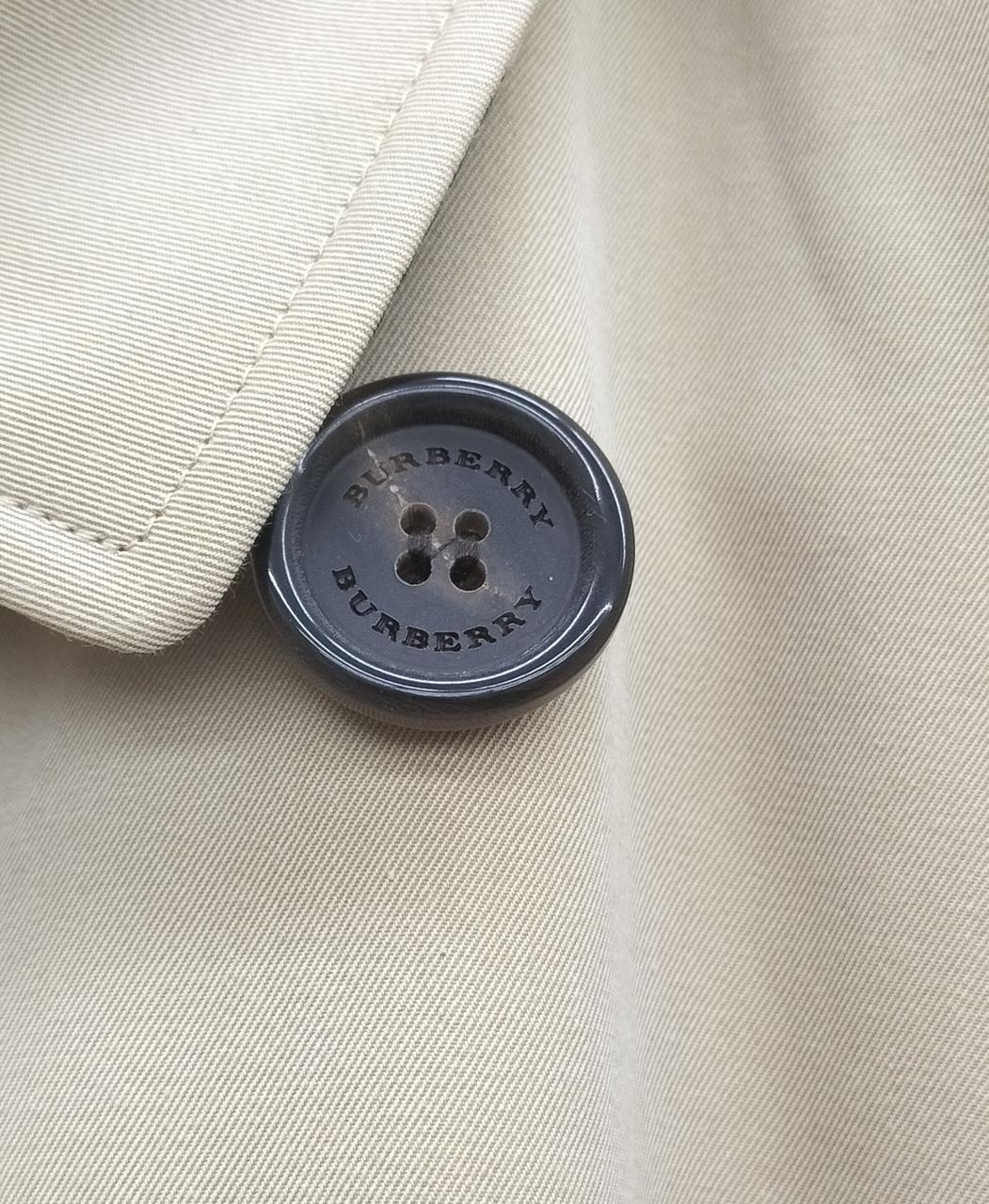 ボタン全てにBURBERRYの文字あり